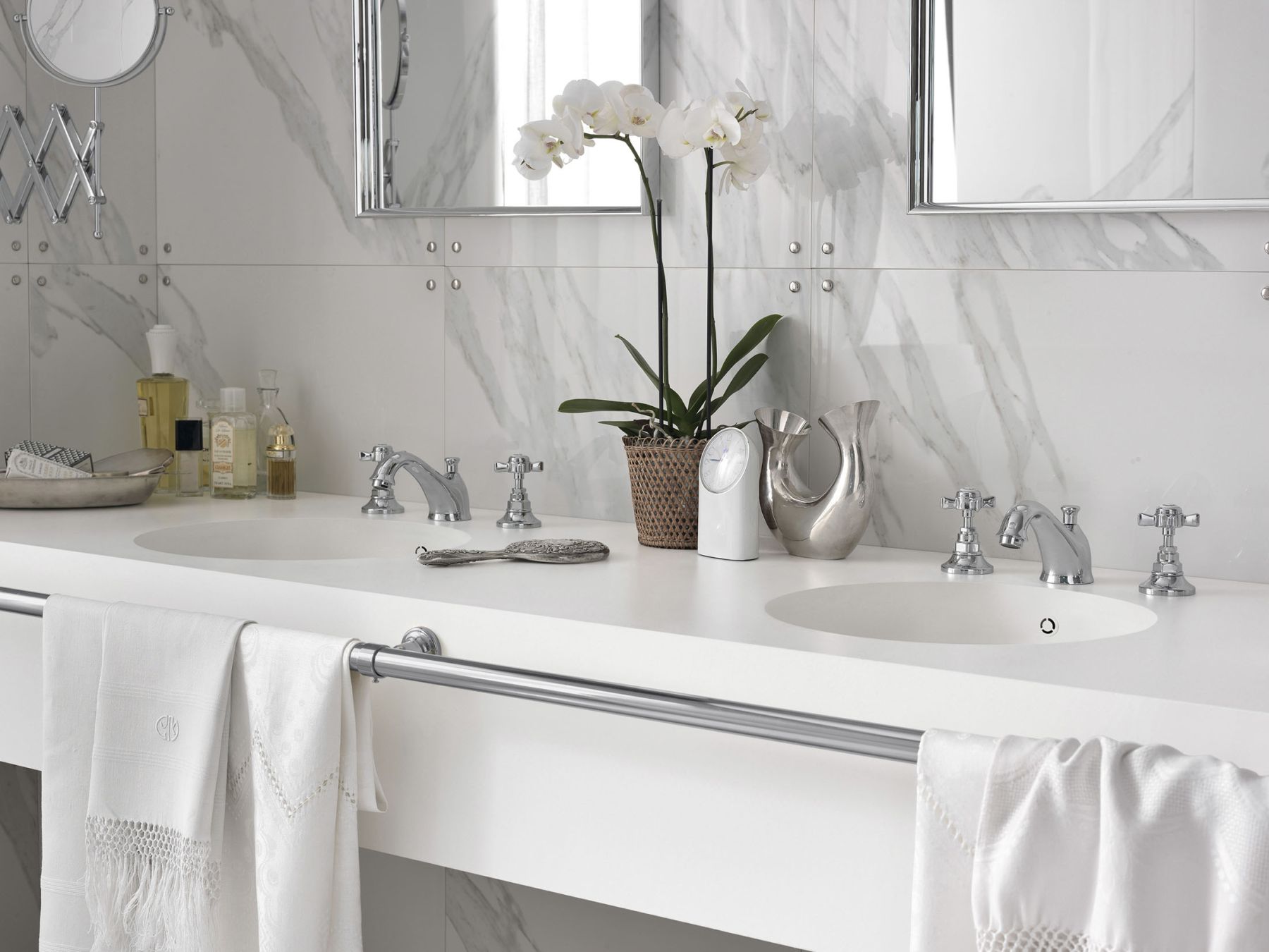 sites/corian.es/IMG/jpg/bathroom-surface-modern-retro-purity-01.jpg